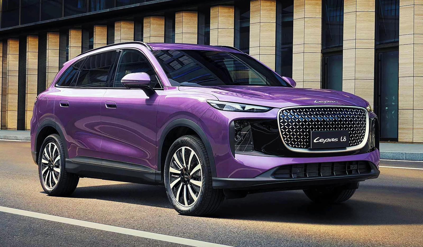 Brandul Lepas își prezintă nava amiral, SUV-ul plug-in hybrid L8, la TechExpo București