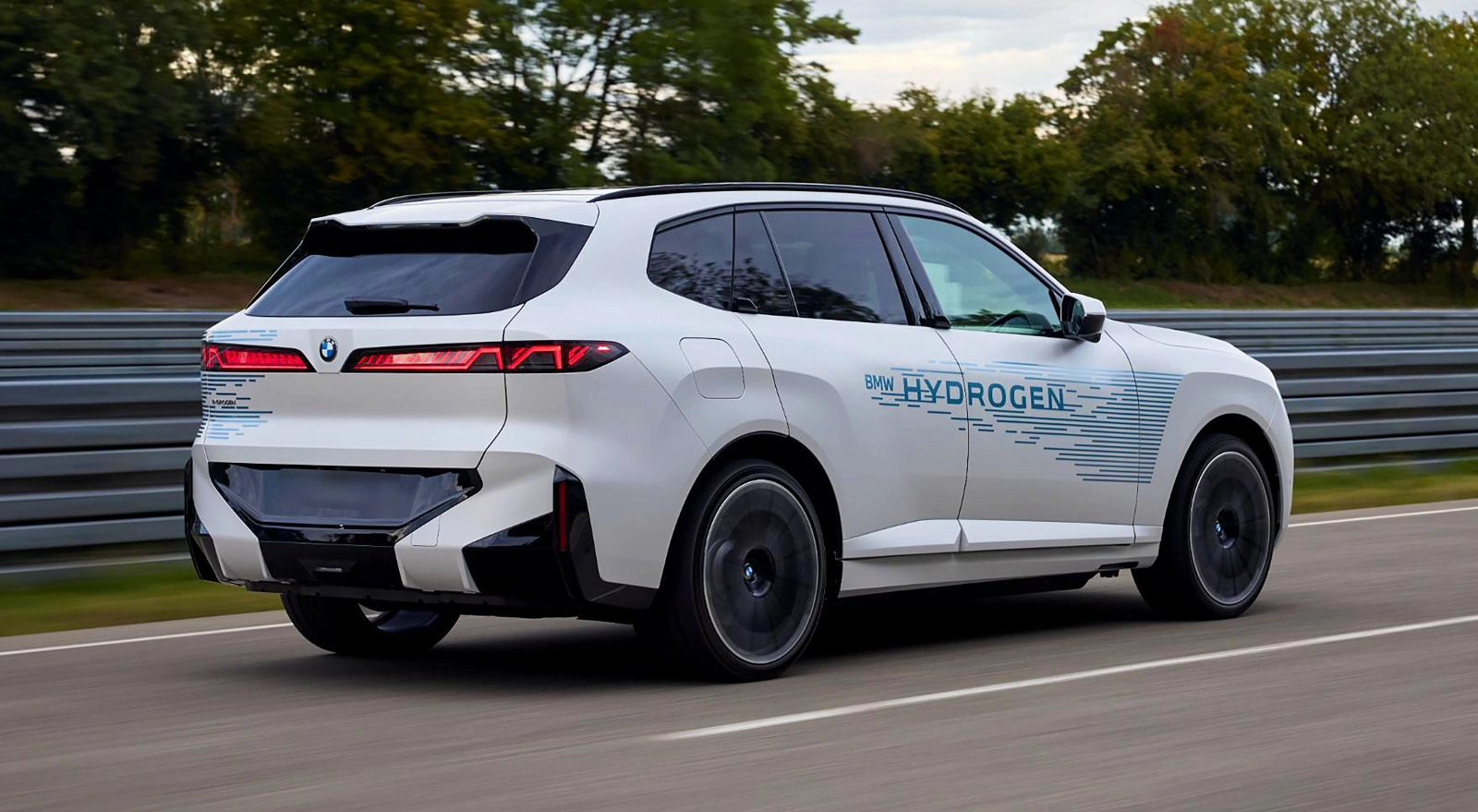 Noul BMW iX5 Hydrogen intră în teste cu autonomie de 750 km și lansare pe piață în 2028