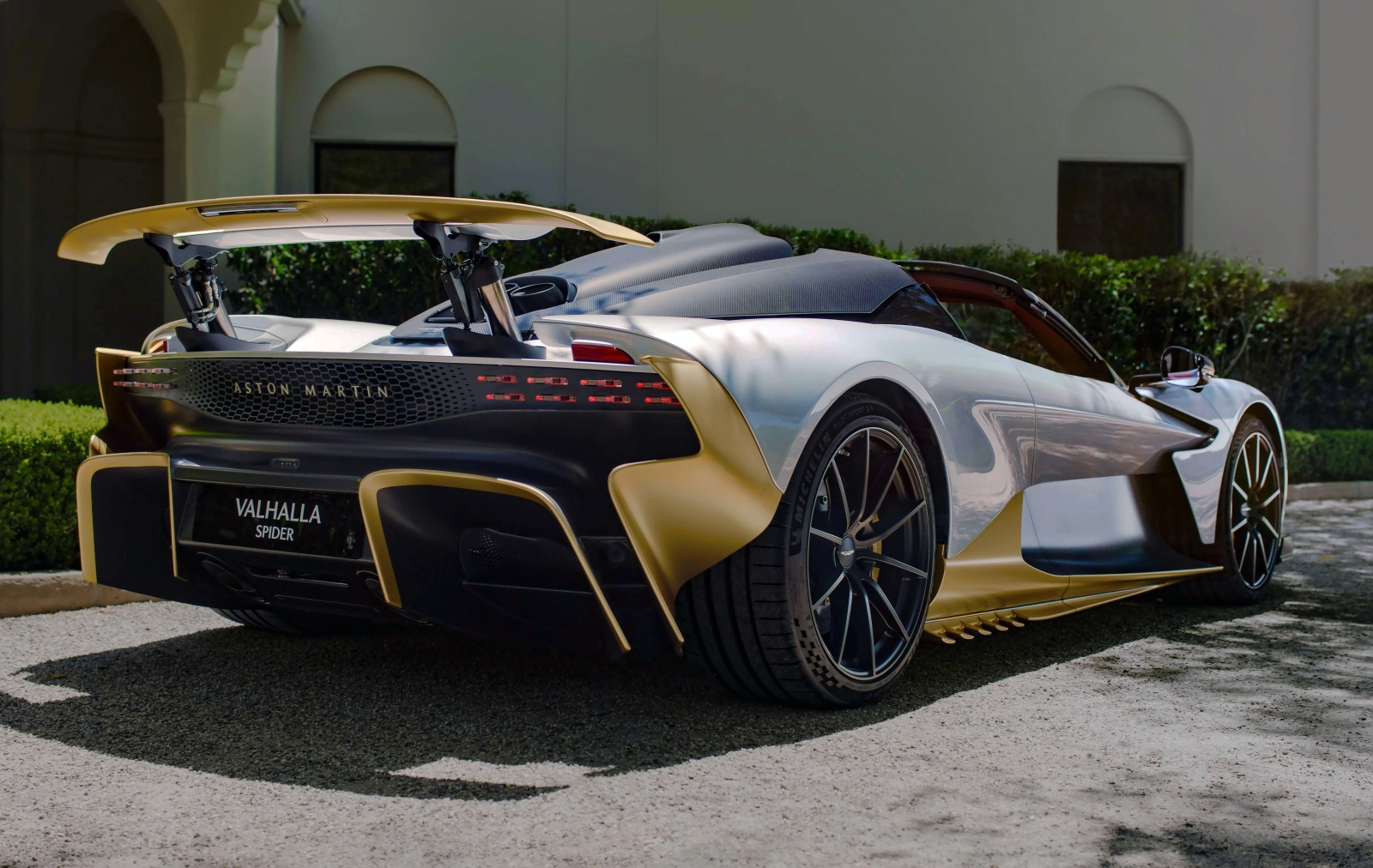 Aston Martin dezvăluie noul Valhalla Spider 2028, cel mai rapid model decapotabil din istoria mărcii, cu un sistem hibrid de 1.079 de cai putere