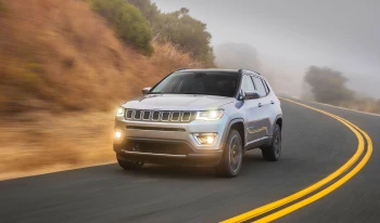 Descoperă Jeep Compass: închiriază SUV-ul ideal pentru aventurile tale de vară în Iași