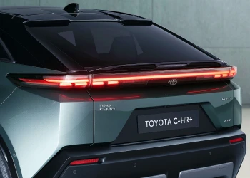 Paradoxul Toyota: Succes de peste 2 milioane de mașini cu C-HR, în timp ce Akio Toyoda se simte „foarte singur” în apărarea motoarelor termice