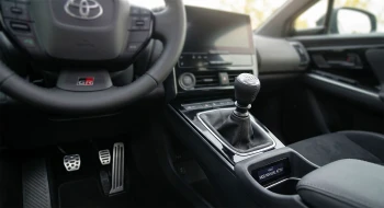 Toyota brevetează o cutie manuală pentru mașini electrice care vor simula calarea motorului și greșelile de condus