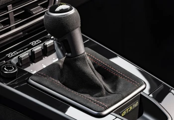 Porsche reinventează plăcerea de a conduce prin brevetul unei transmisii PDK care se transformă în cutie manuală cu 3 pedale